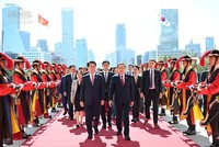 Chủ tịch Quốc hội Hàn Quốc Cho Jeong Sik đón Chủ tịch Quốc hội Trần Thanh Mẫn.