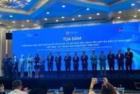 Thứ trưởng Bộ Tài chính Cao Anh Tuấn (đứng giữa) cùng chụp ảnh với các diễn giả tham dự Tọa đàm