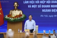 Phó Thủ tướng Thường trực Phạm Gia Túc làm việc với Hiệp hội Doanh nghiệp điện tử Việt Nam và một số doanh nghiệp xuất nhập khẩu lớn trong ngành điện tử, bán dẫn - Ảnh: chinhphu.vn