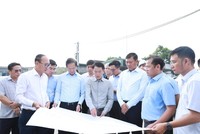 Phó Bí thư Thường trực Thành ủy Nguyễn Trọng Đông kiểm tra tiến độ dọc tuyến Vành đai 2.5 (điểm kết thúc nút giao Vành đai 3 - Lĩnh Nam) trên địa bàn phường Vĩnh Hưng.