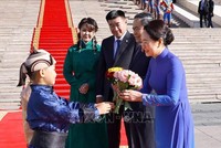Các em thiếu nhi Mông Cổ tặng hoa chúc mừng Chủ tịch Quốc hội Trần Thanh Mẫn và Phu nhân.