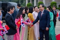 Cán bộ, nhân viên Đại sứ quán Việt Nam tại Mông Cổ chào đón Chủ tịch Quốc hội Trần Thanh Mẫn và Phu nhân cùng Đoàn đại biểu cấp cao Việt Nam. Ảnh: QH.