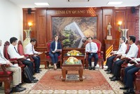 Bí thư Tỉnh ủy Quảng Trị Nguyễn Văn Phương và Giám đốc WWF khu vực Đông Nam Á Sang Eun Lee trao đổi các nội dung hợp tác. Ảnh: Hồng Mến