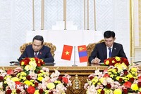 Chủ tịch Quốc hội Trần Thanh Mẫn và Chủ tịch Quốc hội Mông Cổ Sandag Byambatsogt ký kết Bản ghi nhớ hợp tác giữa Quốc hội Việt Nam và Quốc hội Mông Cổ. (Ảnh: Doãn Tấn/TTXVN)