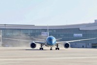 Sáng 19/12/2025, chuyến bay thương mại đầu tiên do Vietnam Airlines khai thác khai thác đã chính thức hạ cánh tại Cảng hàng không quốc tế Long Thành.
