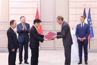 Tổng Bí thư, Chủ tịch nước Tô Lâm và Tổng thống Pháp Emmanuel Macron chứng kiến trao văn kiện và thỏa thuận hợp tác giữa hai nước. (Ảnh: Thống Nhất/TTXVN)