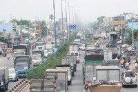 Quốc lộ 1, đoạn qua TP.HCM thường xuyên xảy ra ùn tắc, làm tăng thời gian vận chuyển và chi phí logistics của doanh nghiệp (Ảnh: Lê Quân)