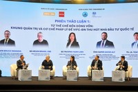 Các đại biểu thảo luận tại Diễn đàn Khung pháp lý, lĩnh vực, sản phẩm ưu tiên và cơ hội đầu tư tại Trung tâm Tài chính quốc tế Việt Nam tại thành phố Đà Nẵng.