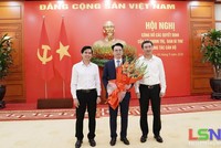 Lãnh đạo Tỉnh ủy, UBND tỉnh Lạng Sơn tặng hoa chúc mừng ông Trần Quân. Ảnh: Báo và PTTH Lạng Sơn
