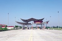 Trạm thu phí BOT cầu Thái Hà vắng bóng xe qua lại. Ảnh: P.V