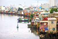 Khu vực ven kênh Đông, Quận 8 cũ hiện còn hàng nghìn căn nhà lụp xụp ven kênh - Ảnh: Lê Toàn