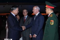Quan chức Chính phủ Canada và cán bộ, nhân viên Đại sứ quán Việt Nam đón Tổng Bí thư, Chủ tịch nước Tô Lâm tại sân bay quốc tế Mcdonald-Cartier, Ottawa. (Ảnh: Thống Nhất/TTXVN)