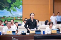 Bộ trưởng Bộ Văn hóa, Thể thao và Du lịch Lâm Thị Phương Thanh trình bày tờ trình: Ảnh: QH.