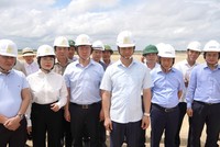 Bí thư Tỉnh uỷ Quảng Trị Vương Quốc Tuấn (hàng đầu, thứ ba từ phải ảnh) kiểm tra tiến độ Dự án đầu tư xây dựng Cảng hàng không Quảng Trị.