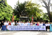 Các đại biểu chụp hình lưu niệm tại Khu Du lịch Thung Ui, Ninh Bình.