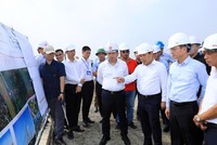 Chủ tịch UBND TP. Hà Nội Vũ Đại Thắng đốc tiến độ thực hiện Dự án đầu tư xây dựng cầu Tứ Liên và đường hai đầu cầu. Ảnh: Lê Hải.