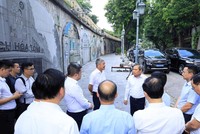 Chủ tịch UBND TP. Hà Nội Vũ Đại Thắng cùng Đoàn công tác kiểm tra thực địa tại khu vực 131 vòm cầu đường sắt phía Nam cầu Long Biên (Phùng Hưng - Gầm Cầu). Ảnh: Lê Hải.