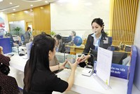 Các ngân hàng vẫn đang trong cuộc đua thu hút tiền gửi. Ảnh: Đức Thanh