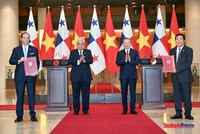 Tổng Bí thư, Chủ tịch nước Tô Lâm và Tổng thống Panama José Raúl Mulino chứng kiến lễ trao các văn kiện hợp tác giữa hai nước. Ảnh: Đức Thanh. 
