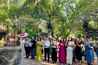 Đoàn đại biểu dâng hương tại Đền Sóc, tìm hiểu những giá trị lịch sử, văn hóa gắn với truyền thuyết Thánh Gióng. 