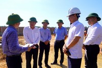 Phó chủ tịch UBND tỉnh Quảng Trị Phan Phong Phú (thứ hai từ trái sang) kiểm tra tiến độ dự án Hệ thống đường nối từ trung tâm thành phố đi sân bay Đồng Hới