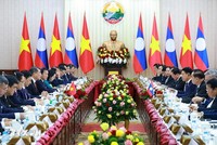Thủ tướng Lê Minh Hưng và Thủ tướng Lào Saleumxay Kommasith hội đàm. (Ảnh: Dương Giang/TTXVN)