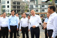 Tổng Bí thư, Chủ tịch nước Tô Lâm và các đồng chí lãnh đạo Trung ương, TP. Hà Nội kiểm tra tiến độ thực hiện Dự án đường Vành đai 1 và Dự án bãi đỗ xe, cây xanh trên địa bàn phường Ô Chợ Dừa. Ảnh Quang Thái
