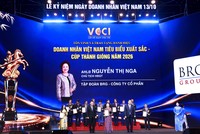 Ủy viên Bộ Chính trị, Phó Thủ tướng Thường trực Chính phủ Phạm Gia Túc và Chủ tịch VCCI Hồ Sỹ Hùng trao tặng Cúp Thánh Gióng cho Anh hùng Lao động Nguyễn Thị Nga