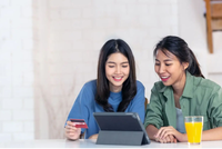 Thanh toán qua thẻ giúp bạn dễ dàng chi tiêu cho các nhu cầu khác nhau