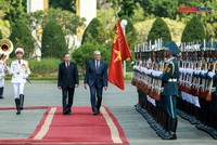 Tổng Bí thư, Chủ tịch nước Tô Lâm và Tổng thống Thụy Sĩ Guy Parmelin duyệt Đội danh dự Quân đội nhân dân Việt Nam.