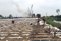 Đắp nền đường Dự án cao tốc Châu Đốc-Cần Thơ-Sóc Trăng. 