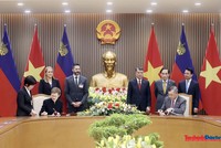 Bộ trưởng Bộ Tài chính Ngô Văn Tuấn và Thủ tướng Liechtenstein Brigitte Haas ký Hiệp định tránh đánh thuế hai lần dưới sự chứng kiến của Thủ tướng Lê Minh Hưng.