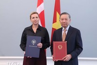 Tổng Bí thư, Chủ tịch nước Tô Lâm và Thủ tướng Đan Mạch Mette Frederiksen trao Tuyên bố chung về việc thiết lập quan hệ Đối tác chiến lược toàn diện Việt Nam-Đan Mạch. (Ảnh: Thống Nhất/TTXVN)