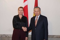 Tổng Bí thư, Chủ tịch nước Tô Lâm gặp hẹp Thủ tướng Đan Mạch Mette Frederiksen trước hội đàm. (Ảnh: Thống Nhất/TTXVN)