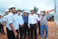 Ông Phạm Anh Tuấn, Chủ tịch UBND tỉnh Gia Lai (đội mũ cối) trong chuyến kiểm tra tiến độ thực hiện Dự án Khu công nghiệp Phù Mỹ - giai đoạn 1 do Công ty cổ phần Tập đoàn Đầu tư Phù Mỹ làm chủ đầu tư trong sáng Chủ nhật, ngày 18/10/2026. 