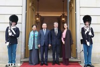 Tổng Bí thư, Chủ tịch nước Tô Lâm và Phu nhân Ngô Phương Ly cùng Nhà Vua Đan Mạch Frederik X và Hoàng hậu Mary chụp ảnh chung tại Lễ tiễn. (Ảnh: Thống Nhất/TTXVN) ​