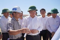 Chủ tịch UBND tỉnh Quảng Trị Bùi Hoàng Phương (giữa ảnh) kiểm tra một dự án đầu tư công trên địa bàn tỉnh.