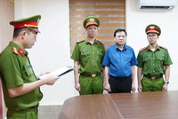 Cơ quan điều tra tống đạt các quyết định, lệnh tố tụng đối với Hoàng Văn Lộc, Bí thư Đảng ủy, Chủ tịch HĐND xã Hợp Kim. Ảnh: CAPT
