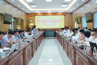 Bà Nguyễn Thị Thanh Lịch, Phó chủ tịch UBND tỉnh Gia Lai báo cáo công tác chuẩn bị các điều kiện tổ chức Hội nghị ISOM APEC 2027 với đoàn công tác Ban Thư ký và các Tiểu ban APEC 2027. Ảnh: Kim Loan.