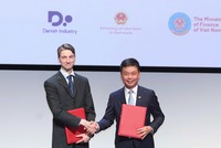 Giáo sư Joachim Mathiesen, Viện trưởng Viện Niels Bohr thuộc Đại học Copenhagen và ông Phạm Minh Tuấn, Phó tổng giám đốc Tập đoàn FPT kiêm Tổng giám đốc FPT Software trao biên bản ghi nhớ.