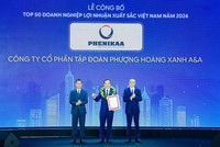 Ông Cao Hoàng Long - Phó Tổng Giám đốc Tập đoàn Phenikaa nhận kỉ niệm chương tại Lễ công bố.