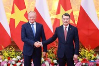 Thủ tướng Chính phủ Lê Minh Hưng và Thủ tướng Donald Tusk chụp ảnh chung.