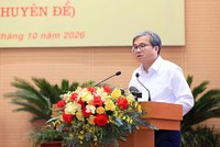 Phó Chủ tịch UBND TP. Hà Nội Trương Việt Dũng trình bày tờ trình tại kỳ họp. Ảnh: Thành Thái Hùng.