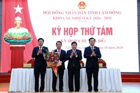 Ông Nguyễn Bá Út (cầm hoa) được bầu giữ chức Phó Chủ tịch UBND tỉnh Lâm Đồng.