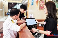 Công chức Thuế tỉnh Bắc Ninh hỗ trợ hộ kinh doanh làm sạch mã số thuế. Ảnh: Đức Thanh