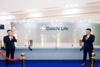Ông Trần Đình Quân (trái) – Chủ tịch Hội đồng Thành viên Daiichi Life Việt Nam, và ông Đặng Hồng Hải – Tổng Giám đốc Daiichi Life Việt Nam, thực hiện nghi thức ra mắt nhận diện thương hiệu mới tại Trụ sở chính