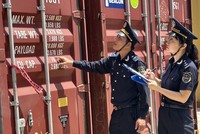 Hoạt động nghiệp vụ của công chức hải quan. Ảnh: Văn Tá