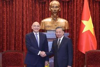 Tổng Bí thư, Chủ tịch nước Tô Lâm tiếp Đặc phái viên Tổng thống Azerbaijan Elchin Amirbayov. (Ảnh: Thống Nhất/TTXVN)