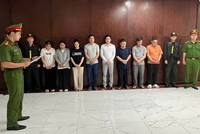 Công an TP.HCM tống đạt quyết định khởi tố đối với các đối tượng liên quan.