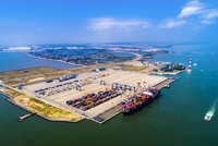 Một góc cảng và luồng Lạch Huyện - Hải Phòng.